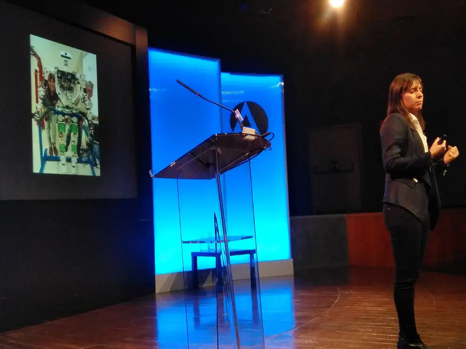 Concepción Monje durante su intervención en los T+ sobre robots y sociedad robótica