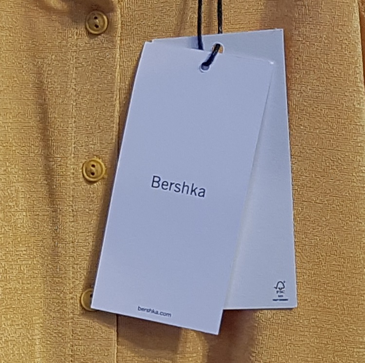 Etiquetado en una prenda de Bershka
