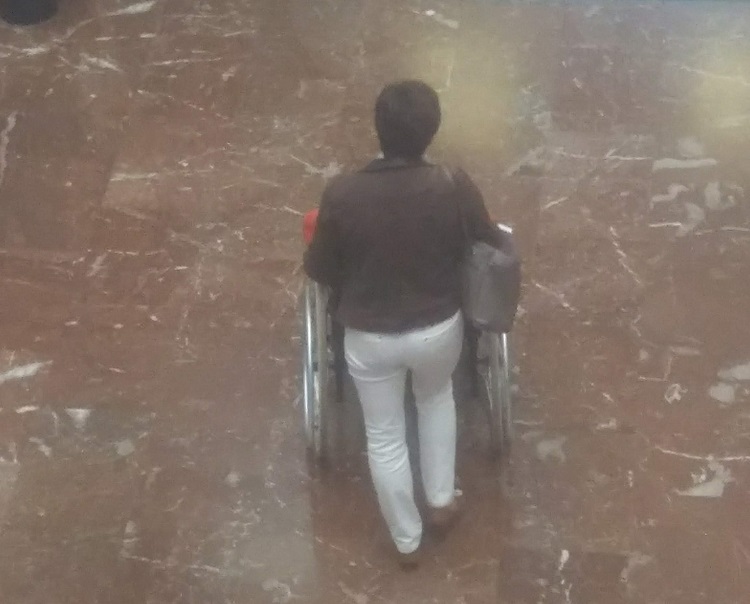 Paciente siendo trasladado en silla de ruedas